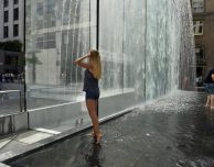 Turista nuda sotto la fontana dell’Apple Store Piazza Liberty: “Non sapevo fosse vietato!”