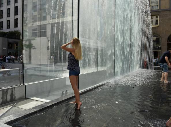 Turista nuda sotto la fontana dell’Apple Store Piazza Liberty: “Non sapevo fosse vietato!”