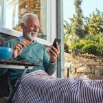 Apple conduce uno studio sugli anziani: “L’utilizzo dell’iPhone può predire l’invecchiamento del cervello”