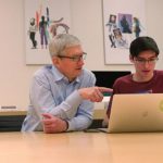 Tim Cook incontra uno studente che ha vinto la borsa di studio per la WWDC 19