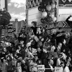 Tim Cook mostra il murale interattivo che si integra con iPhone