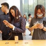 I media cinesi: “Ora è imbarazzante per noi usare un iPhone in Cina”