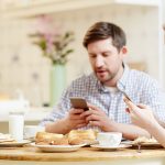 I genitori sempre più consapevoli: “Passiamo troppo tempo sugli smartphone”