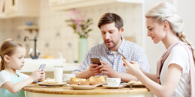 I genitori sempre più consapevoli: “Passiamo troppo tempo sugli smartphone”