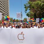 Apple marcia nella parata Pride di San Francisco