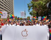 Apple marcia nella parata Pride di San Francisco