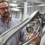 Apple “ruba” a Tesla Steve MacManus