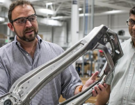 Apple “ruba” a Tesla Steve MacManus