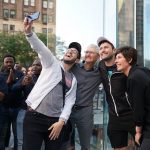 Tim Cook apre le porte del nuovo Fifth Avenue Store
