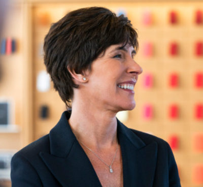 Deirdre O’Brien di Apple raccontata da InStyle