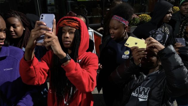 Apple annuncia una nuova iniziativa con 100cameras a favore degli studenti di Chicago