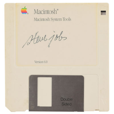 Il floppy disk Macintosh firmato da Steve Jobs venduto all’asta per 84 mila dollari!