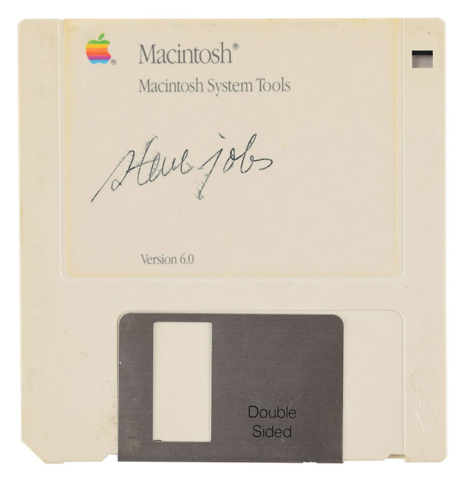 Il floppy disk Macintosh firmato da Steve Jobs venduto all’asta per 84 mila dollari!