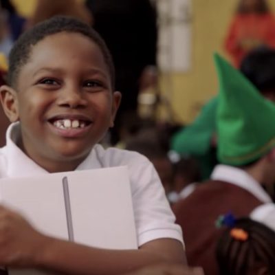 Apple, Ellen e Michelle Obama donano Mac e iPad ad una scuola elementare