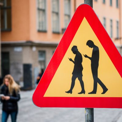 Lo smartphone distrae e.. fa male alla testa