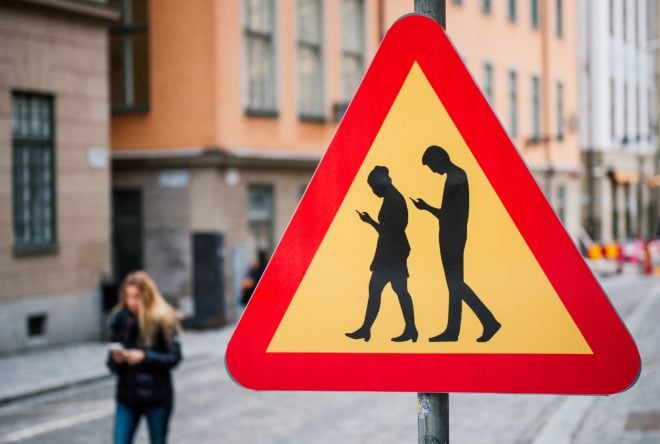 Lo smartphone distrae e.. fa male alla testa