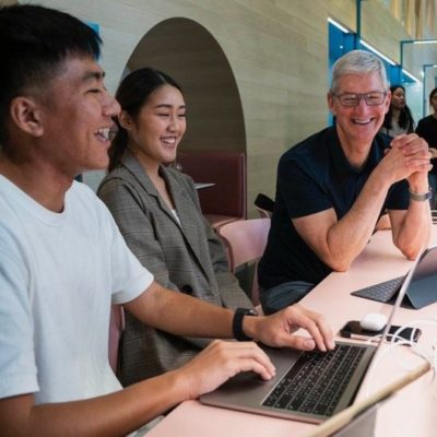 Tim Cook in Thailandia per incontrare fotografi, studenti e programmatori