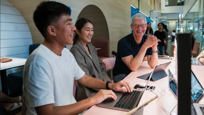 Tim Cook in Thailandia per incontrare fotografi, studenti e programmatori