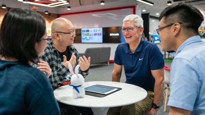 Tim Cook a Singapore per incontrare sviluppatori e studenti