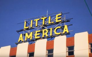 Little America: la serie rifiutata da diversi network prima di Apple TV+
