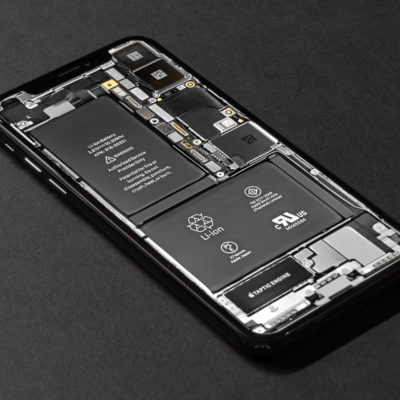 UK, nuova denuncia contro Apple per le limitazioni alle prestazioni degli iPhone