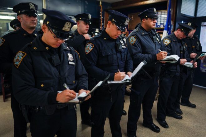 La polizia di New York dice addio ai taccuini: dal 17 febbraio, solo iPhone