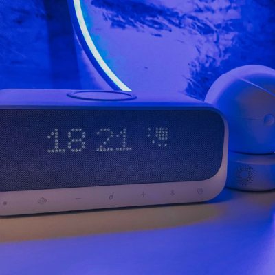 Anker Soundcore Wakey, la sveglia speaker con caricatore wireless integrato e Radio FM