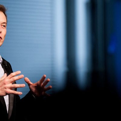 Elon Musk critica gli ultimi aggiornamenti di iOS: “La posta elettronica non funziona più”