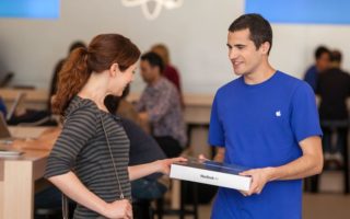 Apple riapre alcuni store per il ritiro dei prodotti ordinati dagli utenti