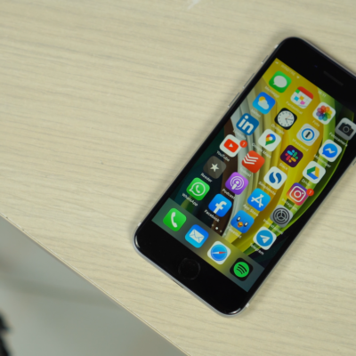 Apple abbassa il prezzo di iPhone SE e si allontana dalla Cina?