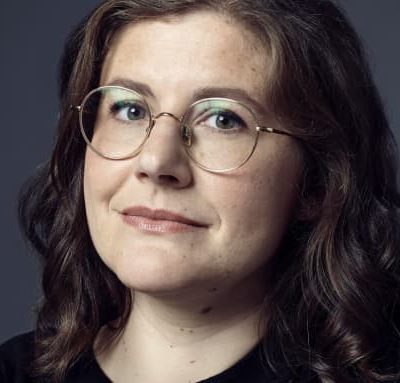 Alena Smith sigla un accordo di esclusiva con Apple