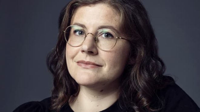 Alena Smith sigla un accordo di esclusiva con Apple