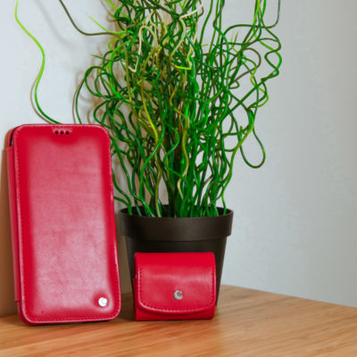 Vi piace il rosso? Ecco l’abbinamento perfetto di custodie Noreve per iPhone ed AirPods!