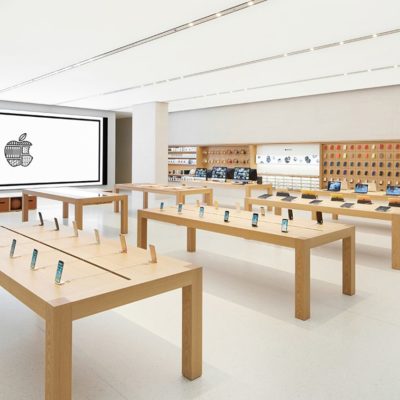 Tracce di normalità, riapre l’Apple Store di Vienna