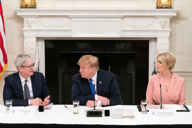 Le proposte della Casa Bianca e di Tim Cook per la ripresa