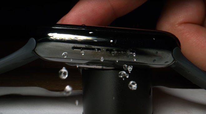 Video in super slow motion mostra l’affascinante espulsione dell’acqua di Apple Watch