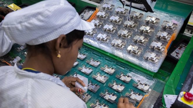 Il governo indiano vuole incentivare la produzione degli smartphone nel paese