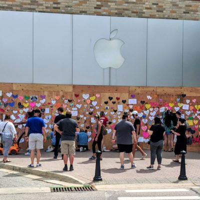 Proteste negli USA, gli Apple Store si trasformano in messaggi di pace