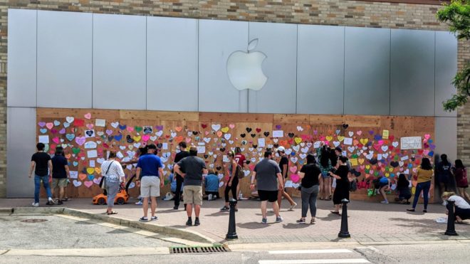 Proteste negli USA, gli Apple Store si trasformano in messaggi di pace