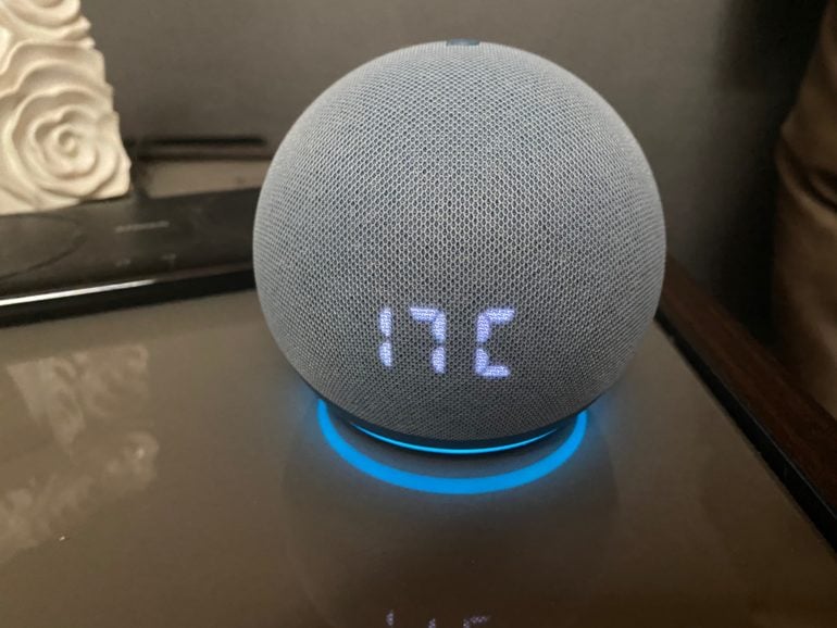 Echo Dot con  Alexa e orologio integrato: sul comodino è WOW