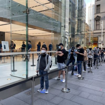 I primi iPhone 12 e 12 Pro arrivano nelle case degli utenti, file negli Apple Store
