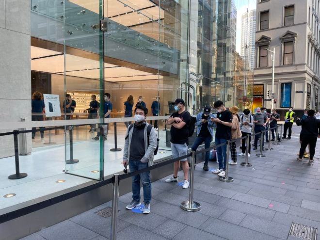 I primi iPhone 12 e 12 Pro arrivano nelle case degli utenti, file negli Apple Store