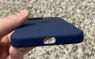 Alcuni case per iPhone 12 spediti senza i fori per lo speaker
