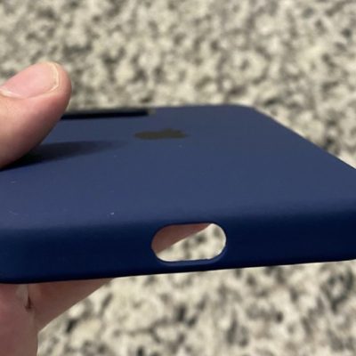Alcuni case per iPhone 12 spediti senza i fori per lo speaker