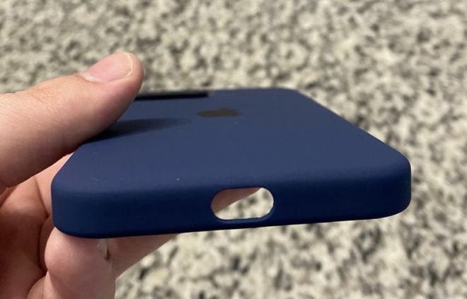 Alcuni case per iPhone 12 spediti senza i fori per lo speaker