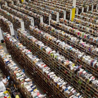 Furti di iPhone in un centro Amazon, nei guai cinque dipendenti