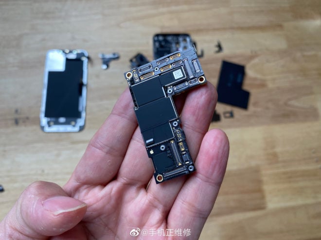 iPhone 12 Pro Max, i primi teardown confermano la batteria da 3.687 mAh