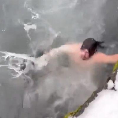 Uomo si tuffa nelle acque gelide per recuperare il suo iPhone