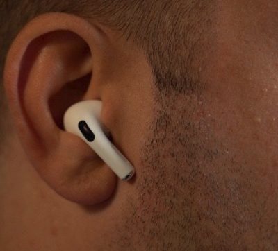 Un dirigente Apple parla di possibili AirPods con sensori per il monitoraggio della salute