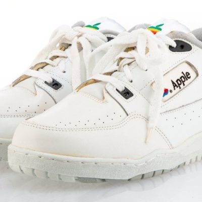 Un paio di rare sneakers Apple finiscono all’asta